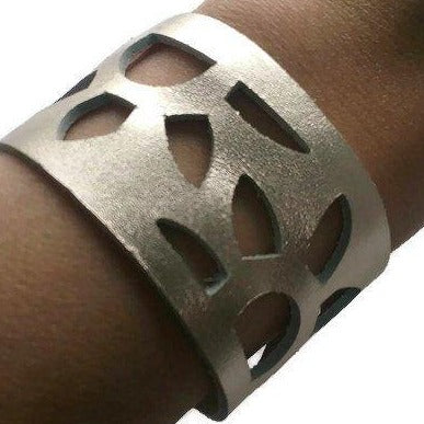 SunFlower Cuff Bracelet. Reclaimed Leather wrist Band. Platimum Color. - Handmade Recycled Glass Jewelry 