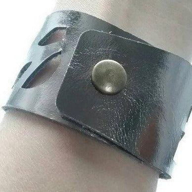 Gunmetal- Dark Silver Leather Cuff Bracelet. Reclaimed Leather wrist band. Sunflower bracelet. - Handmade Recycled Glass Jewelry 