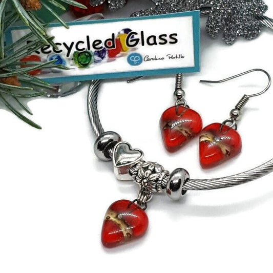 Red heart Stainless Steel Expandable Bracelet Glass Charm Bead. Easy to put on stretch memory wire. One size fits most