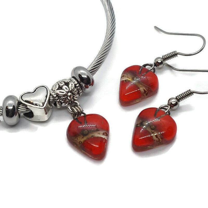 Red heart Stainless Steel Expandable Bracelet Glass Charm Bead. Easy to put on stretch memory wire. One size fits most